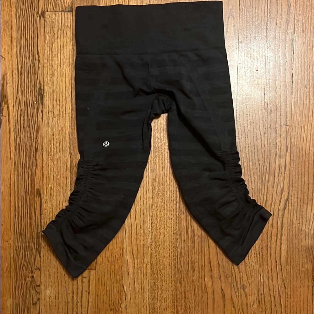 Lululemon Black Leggings Ankle length With Cinched/ scrunched sides